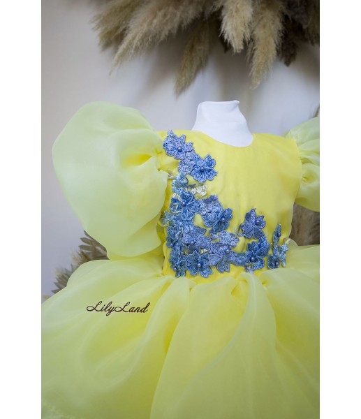 Дитяча святкова сукня з жовтої органзи з блакитною вишивкою