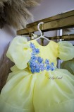 Детское нарядное платье с желтой органзы и голубой вышивкой
