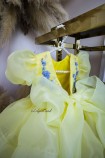 Дитяча святкова сукня з жовтої органзи з блакитною вишивкою