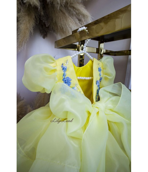 Детское нарядное платье с желтой органзы и голубой вышивкой