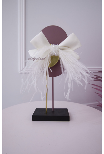 Заколка для волос в белом цвете с перьями