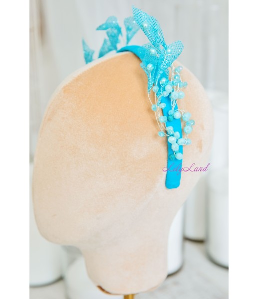 Обруч для волос в голубом цвете с глиттерными листиками и бусинками
