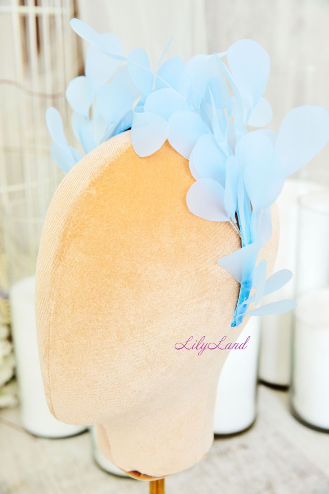 Обруч для волос в голубом цвете с объемными листиками